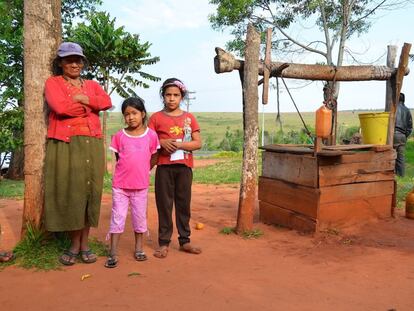 amilia rural junto a un pozo de agua potable en Paraguay.