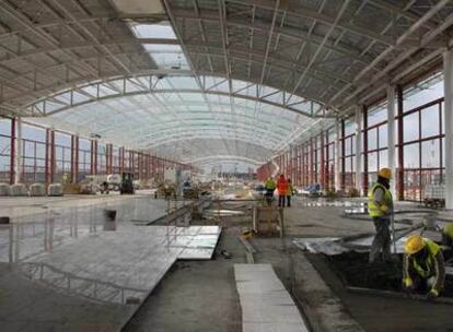 Obras de construcción de la futura Terminal Sur del aeropuerto de El Prat.
