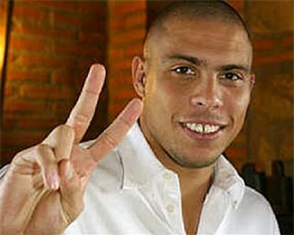 Ronaldo hace el signo de la victoria en el restaurante en el que comió tras su llegada a Madrid.
