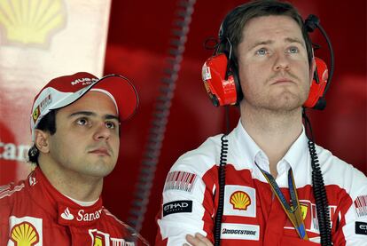 El compañero de Ferrari de Fernando Alonso, Felipe Massa, obversa por una pantalla los entrenamientos.