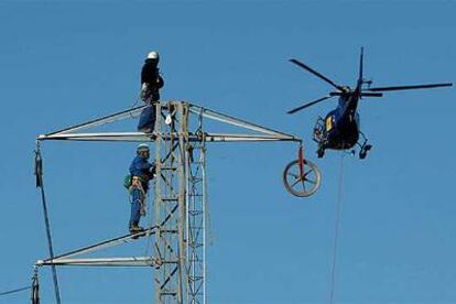 Un helicóptero colaboró en la reparación del tramo afectado por la caída de la torre por el agua del Fluvià.