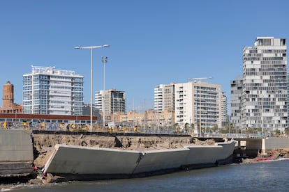 Destrozos del paseo marítimo a la altura de la Playa Mar Bella de Barcelona. 