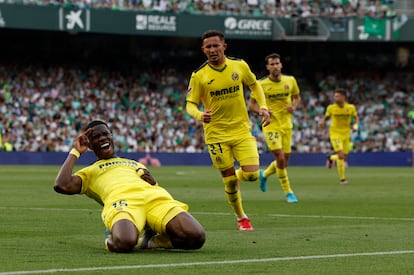 El delantero del Villarreal Thierno Barry celebra tras anotar este domingo ante el Betis.