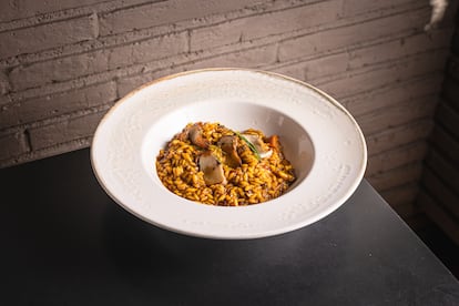 Arroz meloso, elaborado con la variedad carnaroli cultivado en la albufera, de manitas de cerdo ibérico y boletus. Imagen proporcionada por Nou Manolín.