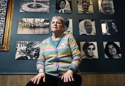 Beatriz Rossi, een familielid van vermiste Argentijnen, in restaurant 'Perón Perón' in Madrid.