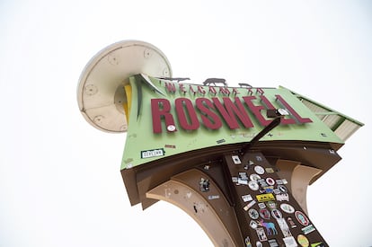 El letrero de bienvenida que recibe a los curiosos visitantes de Roswell, Nuevo México.