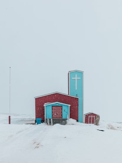 La iglesia de Qaanaaq inaugurada en 1954, un año después de la recolocación forzosa de los habitantes del pueblo por culpa de la construcción de la base militar estadounidense.