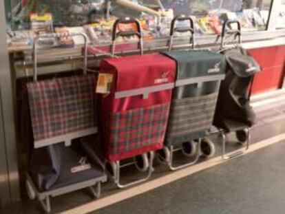 Carritos de la compra expuestos en una tienda de un mercado madrileño. EFE/Archivo