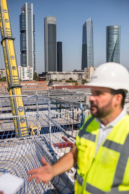 Obras de transformación de la estación de Chamartín (Madrid), que duplicará su capacidad. En la fotografía, el ingeniero Alfonso Sobrino.