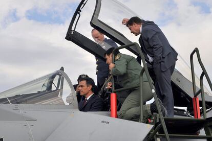 El presidente del Gobierno, Pedro Sánchez, durante su visita a la base aérea de Los Llanos, en Albacete.