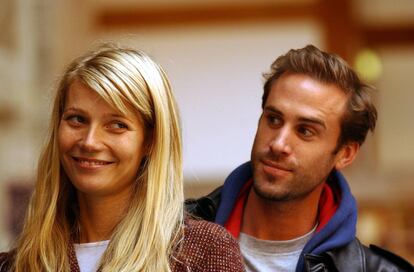 Gwyneth Paltrow y Joseph Fiennes en el Globe Theatre, al sur de Londres, antes de ofrecer un espectáculo de Shakespeare para Carlos de Inglaterra, entonces príncipe de Gales. Ella acababa de recibir su Oscar. Interpretaron una escena de 'Romeo y Julieta' para la ocasión.