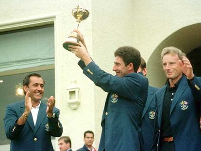 Severiano Ballesteros aplaude a José María Olazábal, que exhibe la Copa Ryder ante Nick Faldo (tapado) y Bernhard Langer.