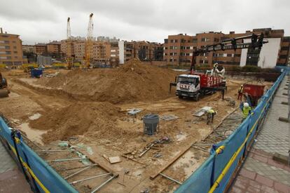 Movimiento de tierras para una promoción residencial en construcción, en Montercarmelo (Madrid):