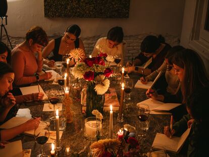 Un grupo de mujeres en uno de los talleres de escritura creativa de The Arts Sanctuary en Madrid.