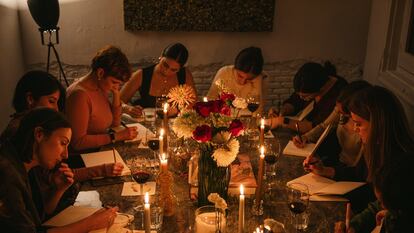 Un grupo de mujeres en uno de los talleres de escritura creativa de The Arts Sanctuary en Madrid.