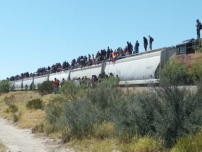 Ferromex ha detenido los ferrocarriles después de que migrantes abordaran los vagones para intentar cruzar a territorio estadounidense.