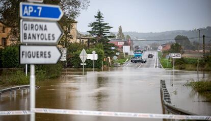 La C-66 a la Bisbal, inundada, aquest diumenge.