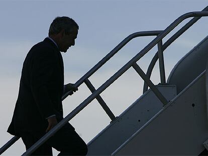 George W. Bush sube las escaleras del avión presidencial el pasado jueves en Biloxi, ciudad arrasada por el Katrina.