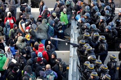 Los Mossos d'Esguadra han pedido este martes a los manifestantes de Tsunami Democràtic que cortan la carretera N-II en La Jonquera (Girona) que abandonen el asfalto para permitir la circulación. La acción independentista ha provocado atascos kilométricos. En la imagen, la policía francesa tira gas pimienta y va ganando terreno en la frontera.