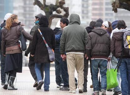 Varios voluntarios de SOS Racismo se reunieron ayer en San Sebastián con algunos  de los jóvenes magrebíes que malviven en las calles de Guipúzcoa.