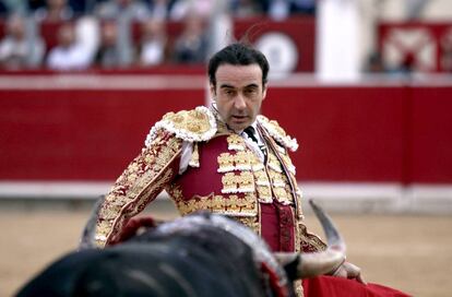 Enrique Ponce, ante uno de sus toros en la feria de Albacete.