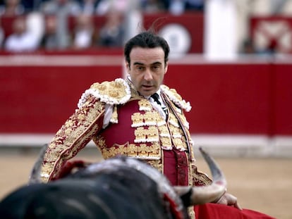 Enrique Ponce, ante uno de sus toros en la feria de Albacete.