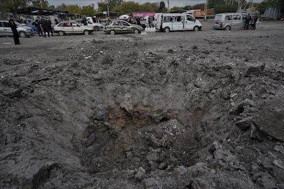 Cráter tras el impacto de un misil ruso en Zaporiyia. Al menos una treintena de coches están afectados, destruidos por la explosión y la metralla.