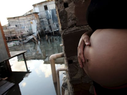 Jovem grávida, moradora de uma área pobre de Recife.