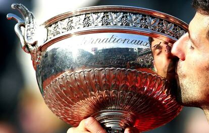 Djokovic besa la Copa de los Mosqueteros en París.