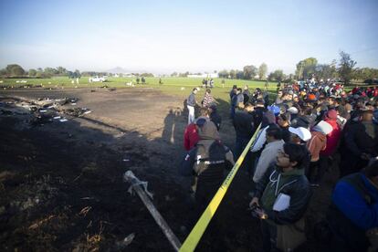 Decenas de personas acuden al lugar de la explosión.