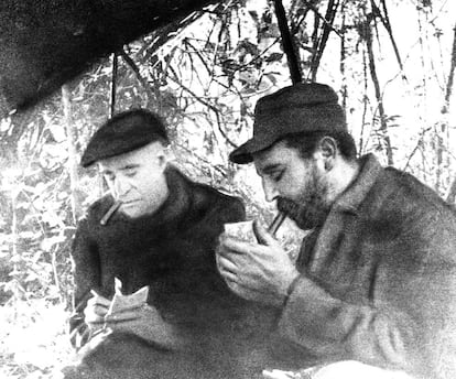 El 17 de febrero de 1957, el reportero Herbert Matthews, de The New York Times, entrevistó a Fidel Castro en Sierra Maestra. En la imagen, el periodista toma notas en un momento de la entrevista en el que Fidel Castro enciende un puro.



