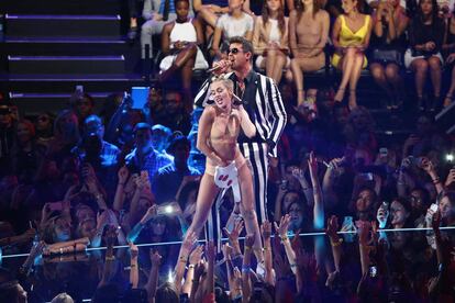Miley Cyrus y Robin Thicke en los MTV Video Awards de 2013.