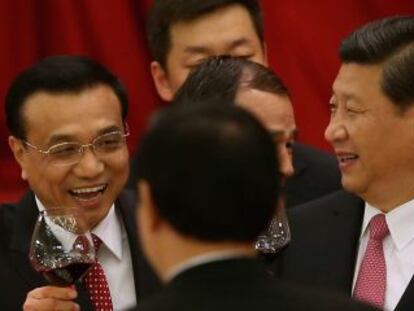 El presidente chino, Xi Jinping, segundo por la derecha, brinda con el primer ministro, Li Keqiang, a la izquierda.