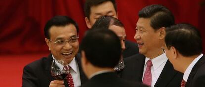 El presidente chino, Xi Jinping, segundo por la derecha, brinda con el primer ministro, Li Keqiang, a la izquierda.