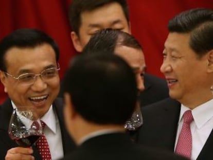 El presidente chino, Xi Jinping, segundo por la derecha, brinda con el primer ministro, Li Keqiang, a la izquierda.