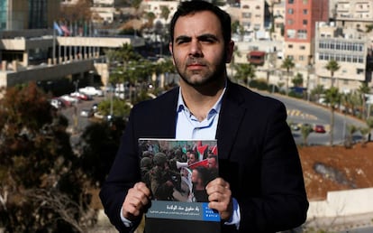 Omar Shakir, diretor da HRW para Israel e Palestina, mostra o relatório de sua ONG, nesta terça-feira, em Amã.