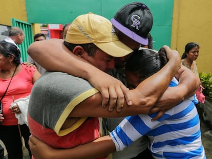 Un hombre que fue detenido en una protesta abraza a sus familiares tras quedar en libertad. 