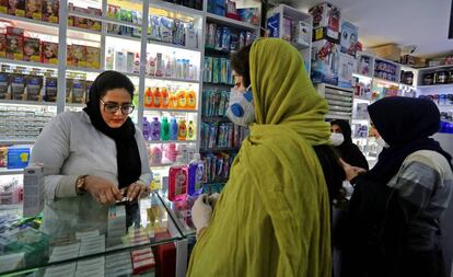 Mujeres con mascarilla en una farmacia en Teherán, este lunes.