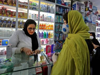 Mujeres con mascarilla en una farmacia en Teherán, este lunes.