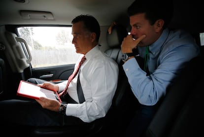 Garret Jackson, ayudante de Romney, charla con el candidato durante un traslado hasta el aeropuerto de Toledo, Ohio, el 26 de octubre.