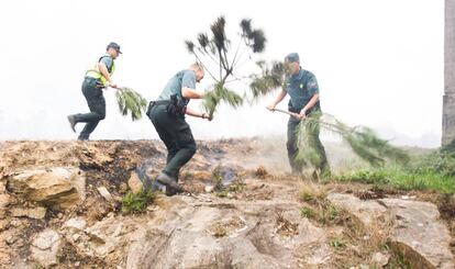 Agents de la Guàrdia Civil apaguen les flames a Pazos de Barbén, Pontevedra.