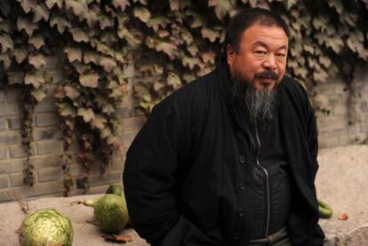 El artista chino Ai Weiwei en el jardín de su casa en Pekín