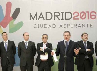 El alcalde, Alberto Ruiz-Gallardón, y miembros del patronato olímpico en la presentación de las sedes.