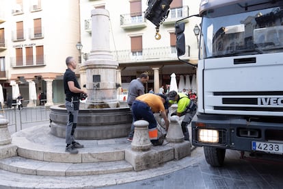 Operarios retirando las piezas para empezar los trabajos de restauración.