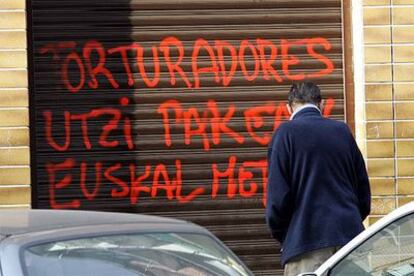 Pintada en la sede socialista de Amorebieta con el lema "Torturadores, dejad en paz a Euskal Herria".