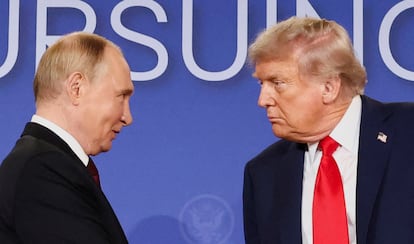 El presidente ruso Vladimir Putin, y su homólogo estadounidense Donald Trump, durante la rueda de prensa posterior a su reunión en Anchorage, Alaska, el pasado 15 de agosto.