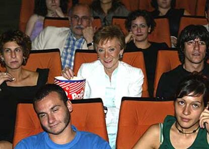 La vicepresidenta Fernández de la Vega, fotografiada el viernes en el cine, una de sus actividades favoritas.
/ LUIS MAGÁN