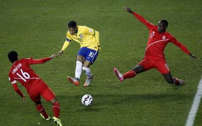 Neymar dribla peruanos.