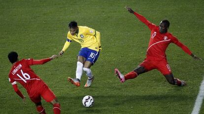 Neymar dribla peruanos.