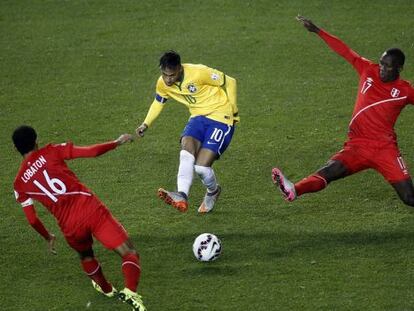 Neymar dribla peruanos.